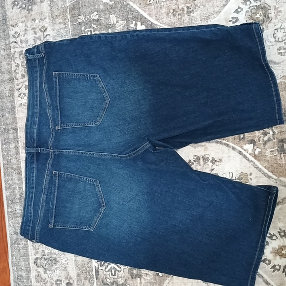 Gloria Vanderbilt All-Around Slimming Effect Plus Size Zip-Front Capri jeans - Picture 3 of 6